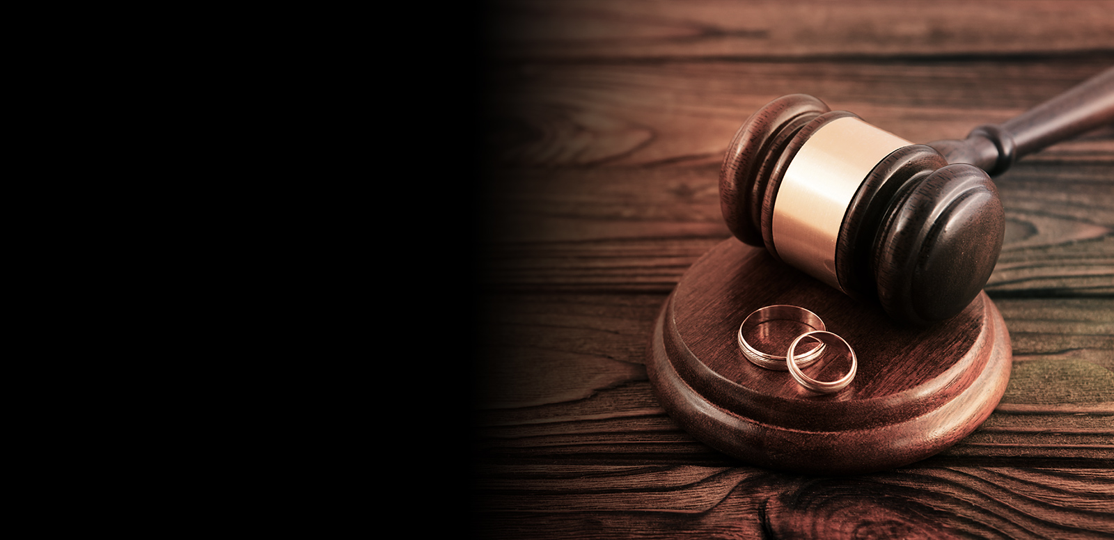 Divorce lawyer in Hammond, Chehardy Sherman Williams' gavel and wedding rings